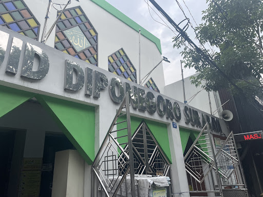 Masjid Diponegoro Surabaya