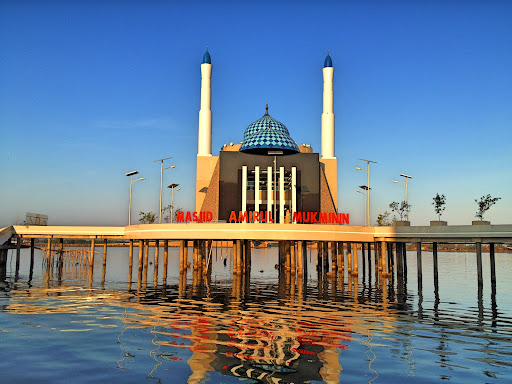 Masjid Amirul Mukminin (Masjid Terapung Makassar)