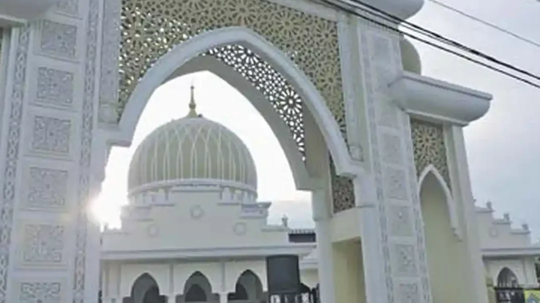 Masjid Al – Mukarramah Ulee Ceue Mukim Kuta Jeumpa Kecamatan Jeumpa Kabupaten Bireuen Desa Pulo Lawang Jeumpa Dusun Blang