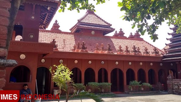 Masjid Merah Kedung Menjangan Cirebon